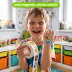 Uśmiechnięty chłopiec z naklejkami Nagrodlejki